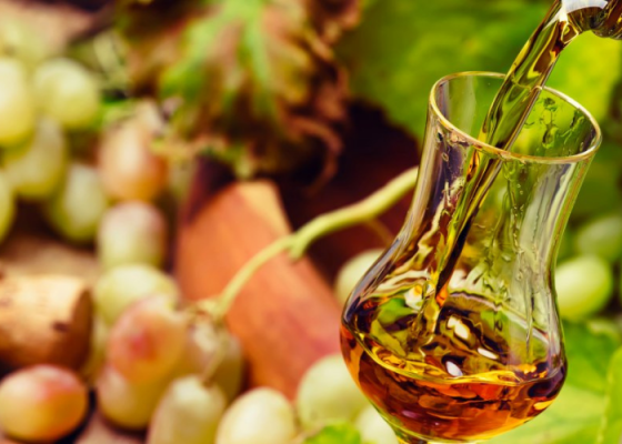 rượu brandy được chưng cất từ nguyên liệu gì