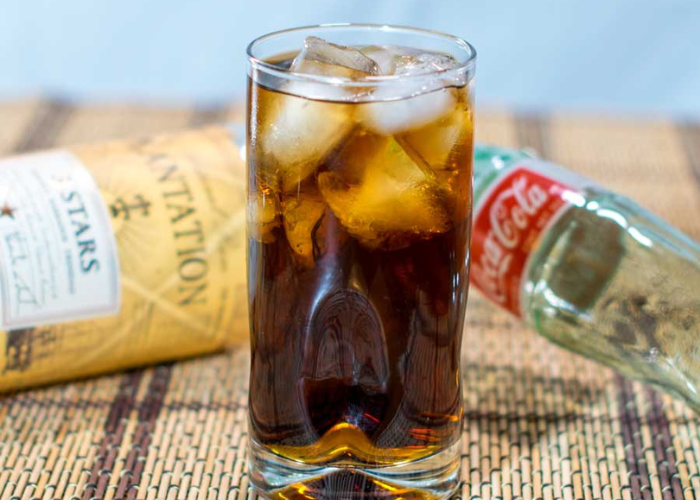 rượu rum pha coca cola