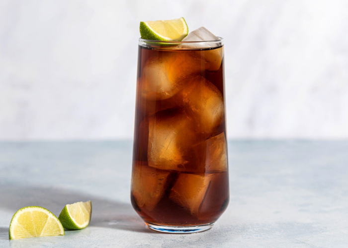 rượu rum pha cocktail